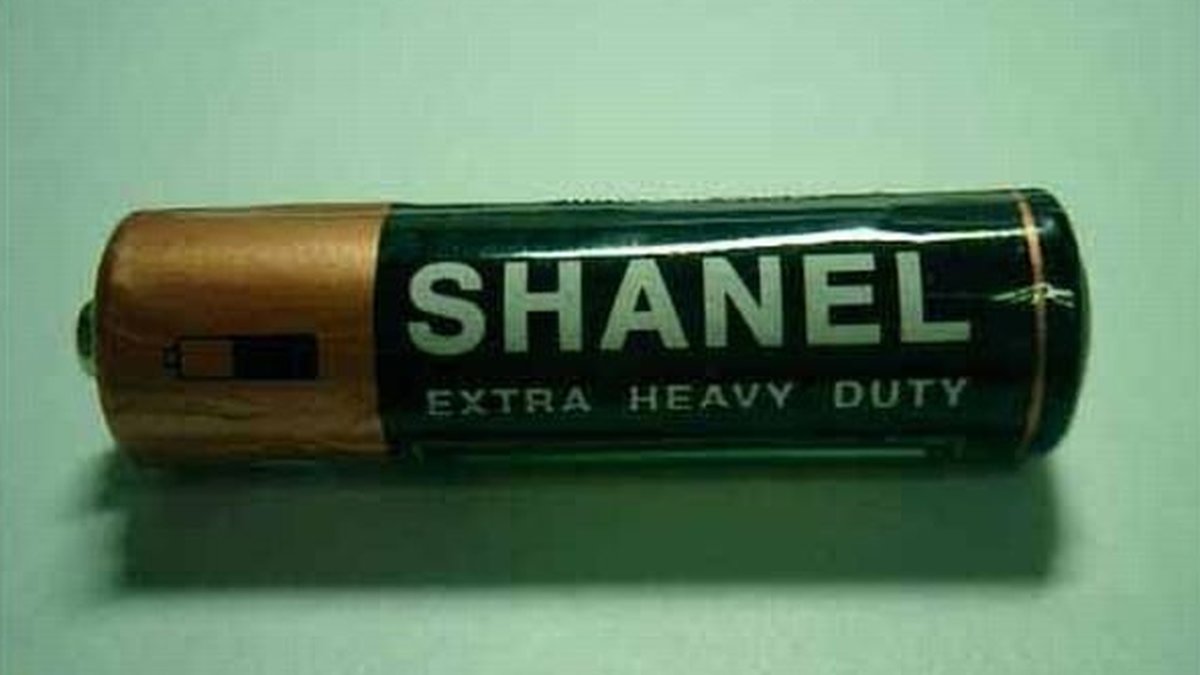 Okej, det här är fejk... men visst fan vill man ha ett batteri som det står SHANEL EXTRA HEAVY DUTY på? Det här batteriet är ett jäkla Rocky-montage!
